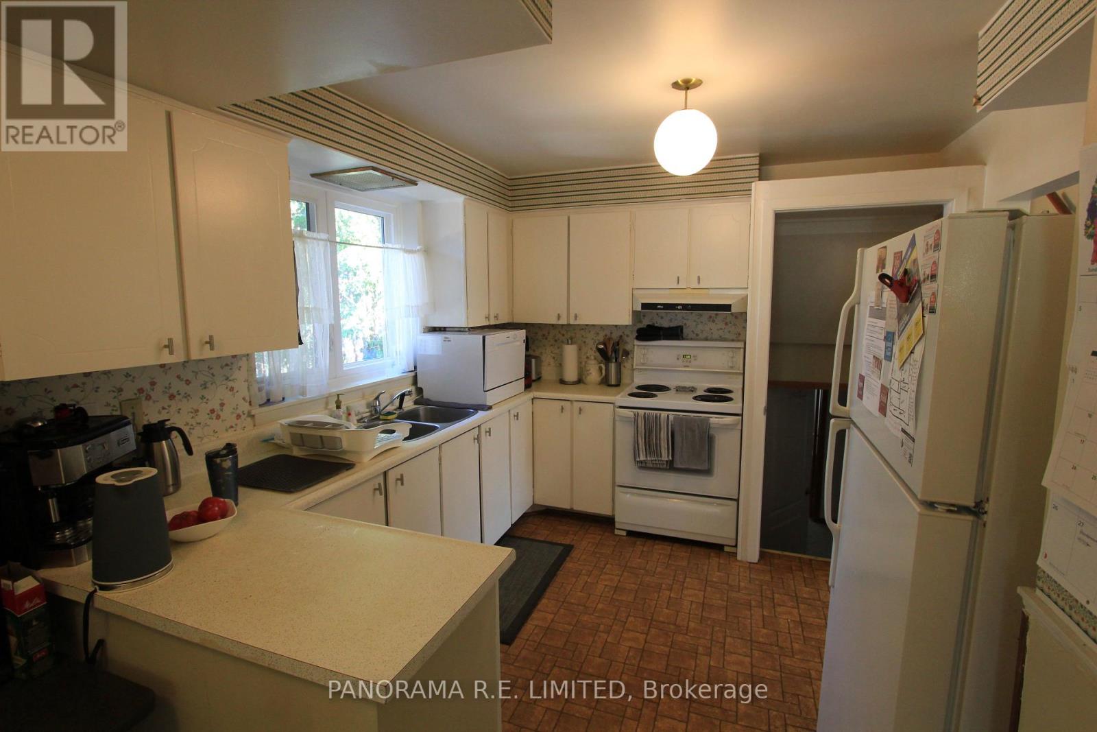 78 Guernsey Drive, Toronto, Ontario  M9C 3A7 - Photo 4 - W12848208