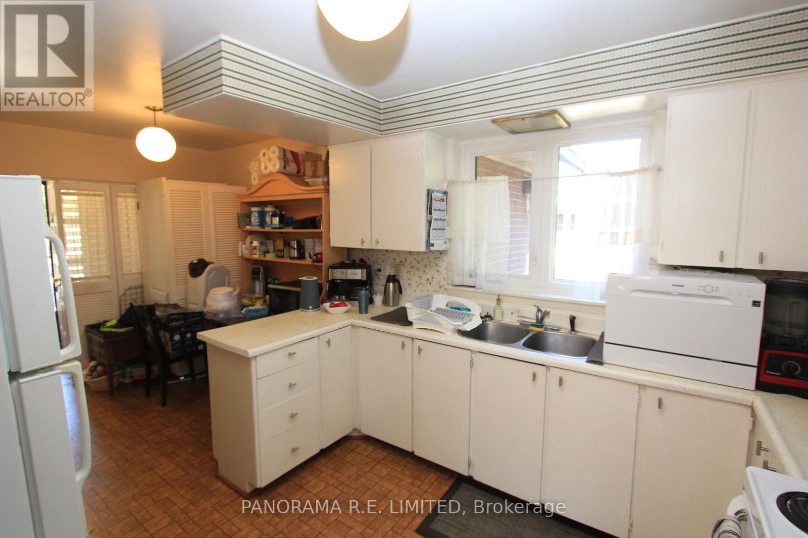 78 Guernsey Drive, Toronto, Ontario  M9C 3A7 - Photo 5 - W12848208