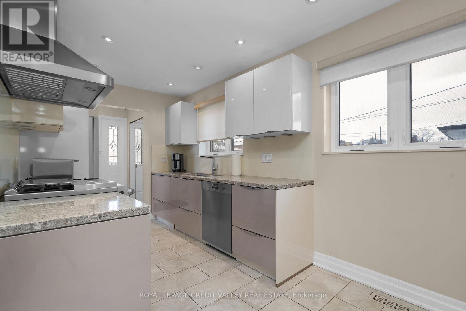 5 Faulkner Crescent, Toronto, Ontario  M9M 2B9 - Photo 12 - W12848286