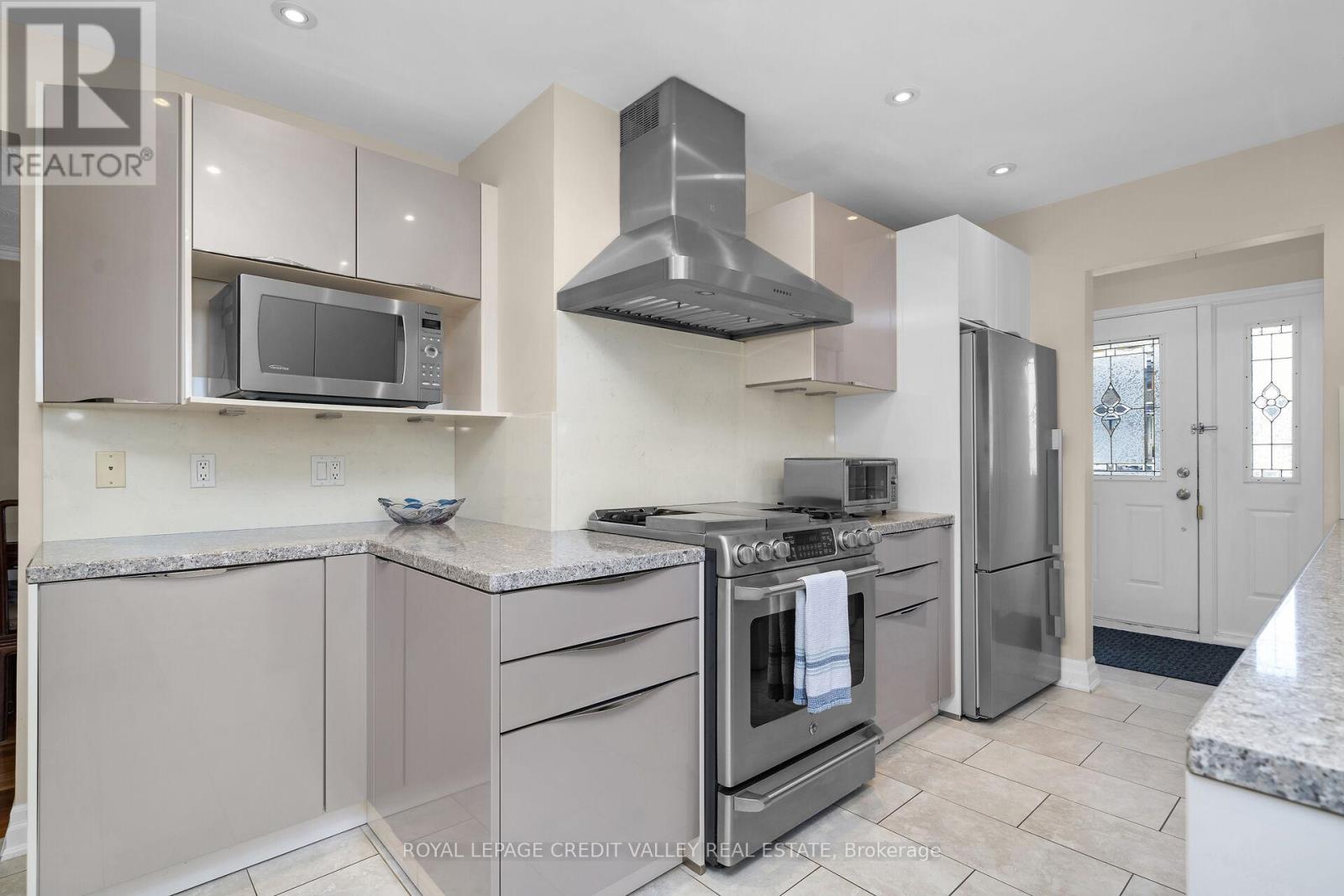 5 Faulkner Crescent, Toronto, Ontario  M9M 2B9 - Photo 13 - W12848286