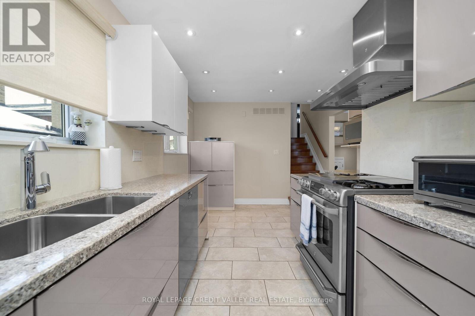 5 Faulkner Crescent, Toronto, Ontario  M9M 2B9 - Photo 15 - W12848286