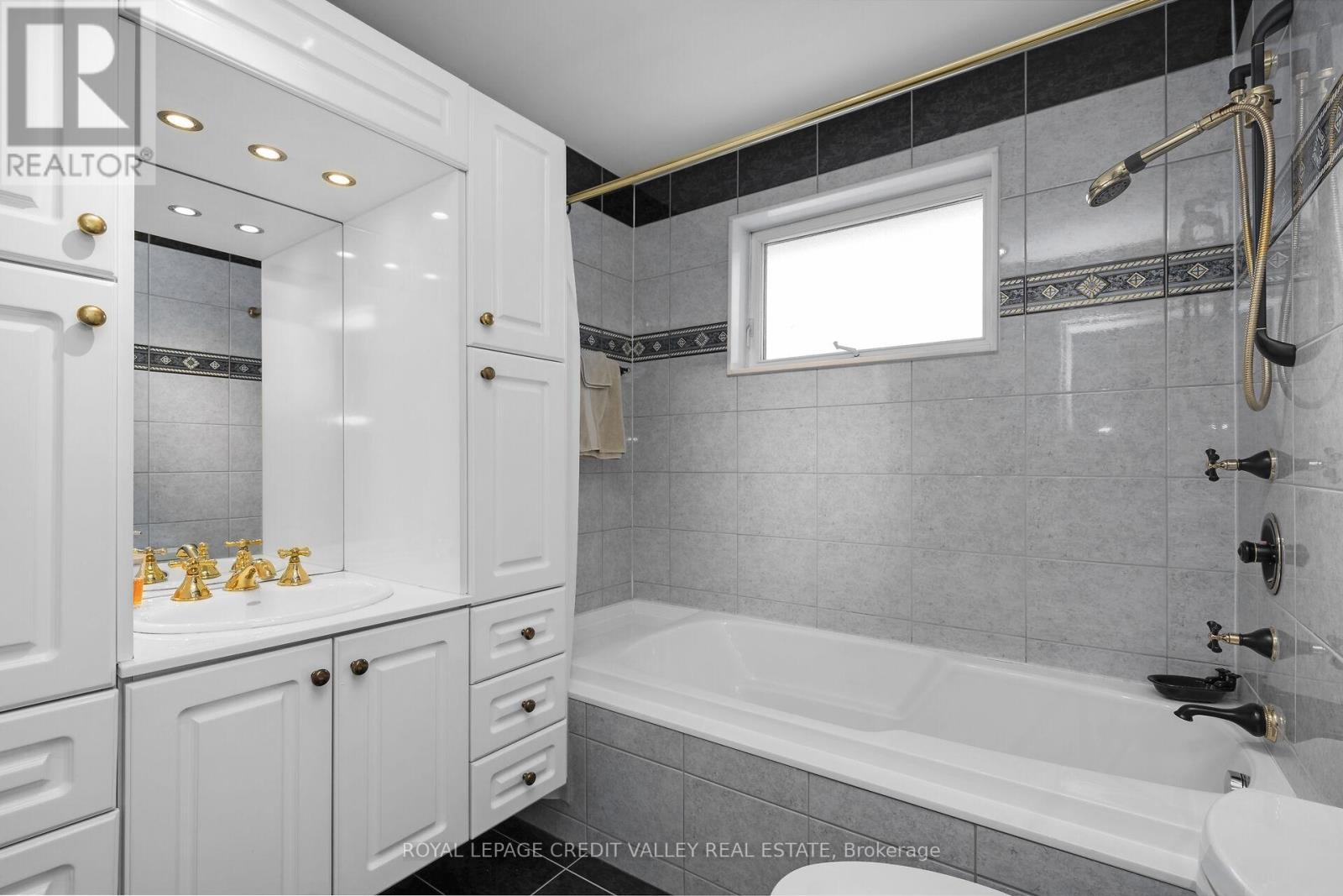 5 Faulkner Crescent, Toronto, Ontario  M9M 2B9 - Photo 21 - W12848286