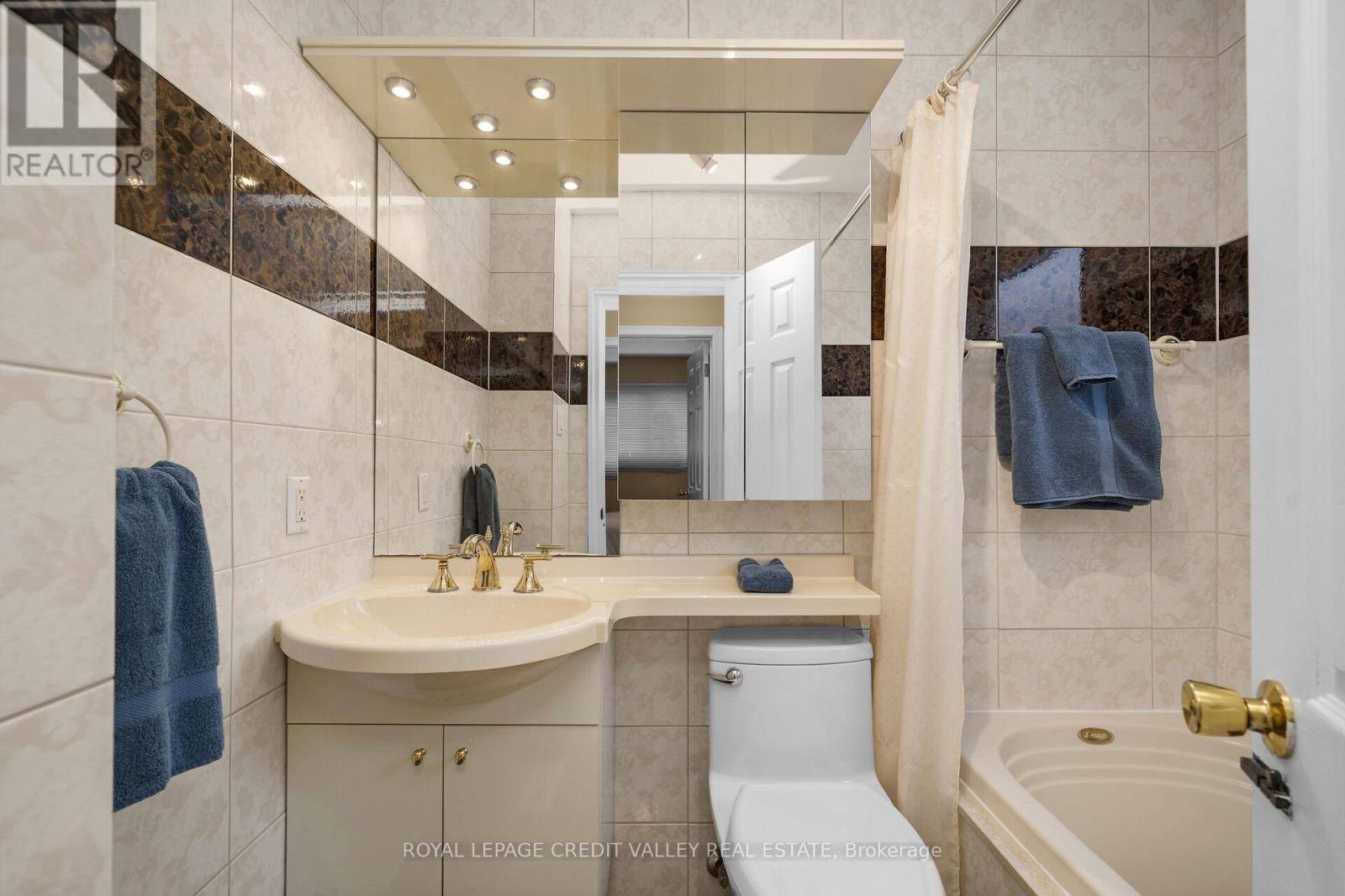 5 Faulkner Crescent, Toronto, Ontario  M9M 2B9 - Photo 26 - W12848286