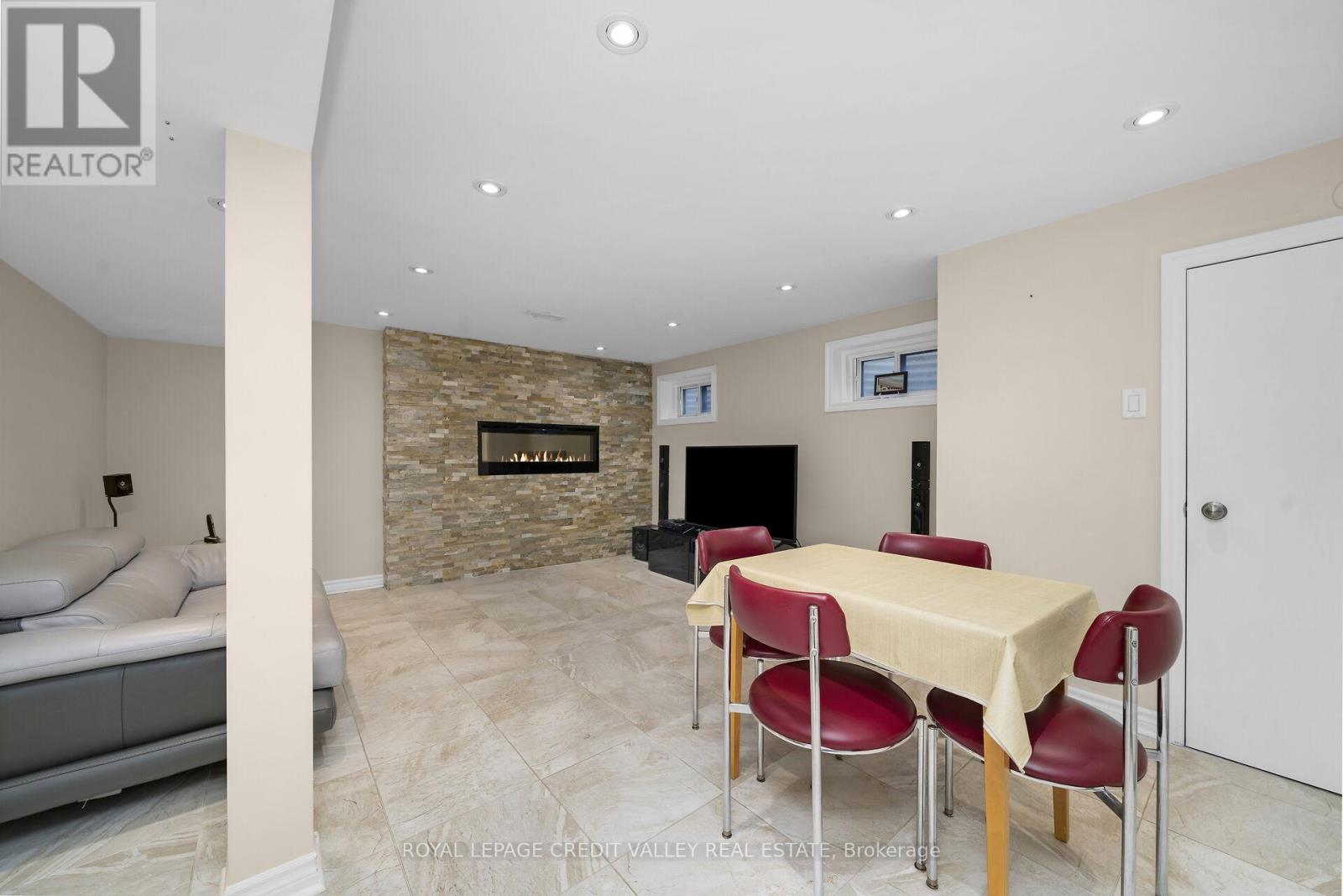 5 Faulkner Crescent, Toronto, Ontario  M9M 2B9 - Photo 28 - W12848286