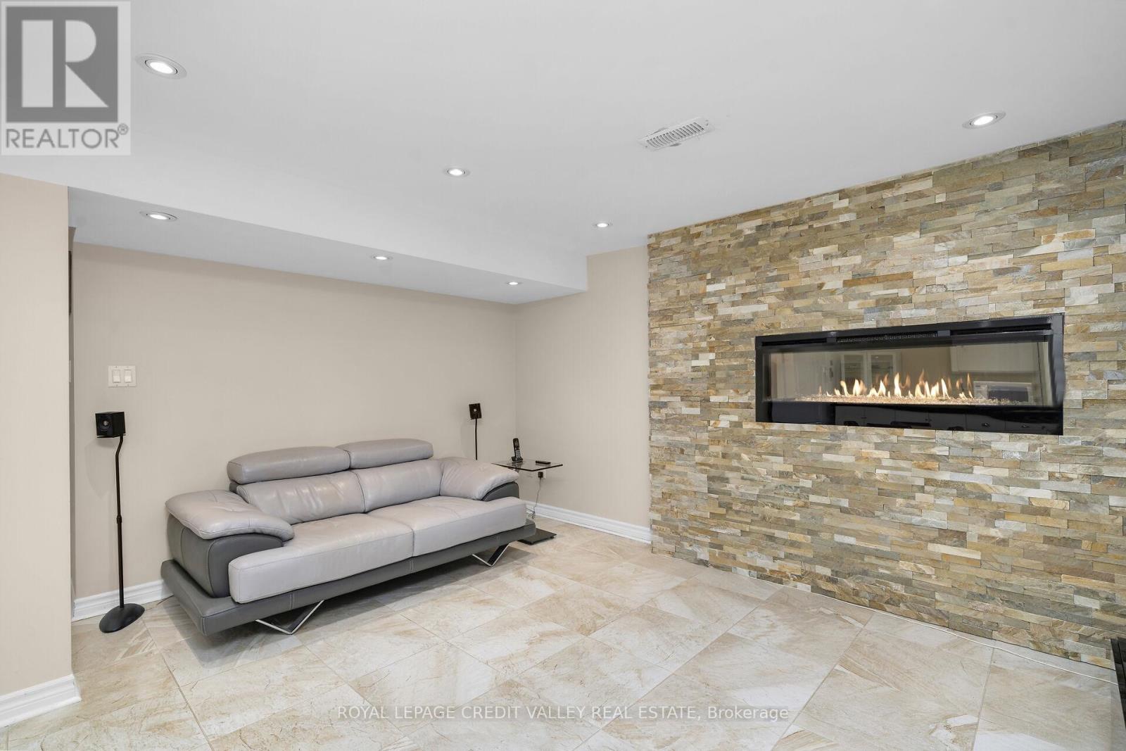 5 Faulkner Crescent, Toronto, Ontario  M9M 2B9 - Photo 29 - W12848286