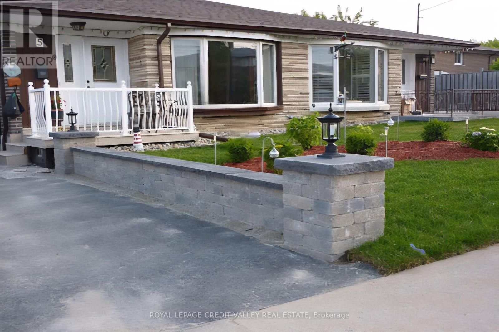 5 Faulkner Crescent, Toronto, Ontario  M9M 2B9 - Photo 3 - W12848286