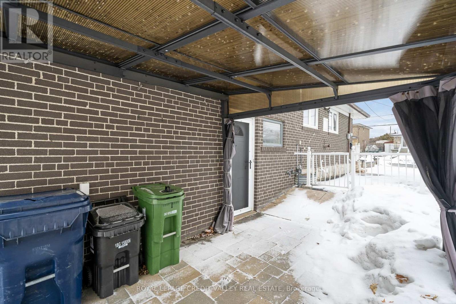 5 Faulkner Crescent, Toronto, Ontario  M9M 2B9 - Photo 36 - W12848286