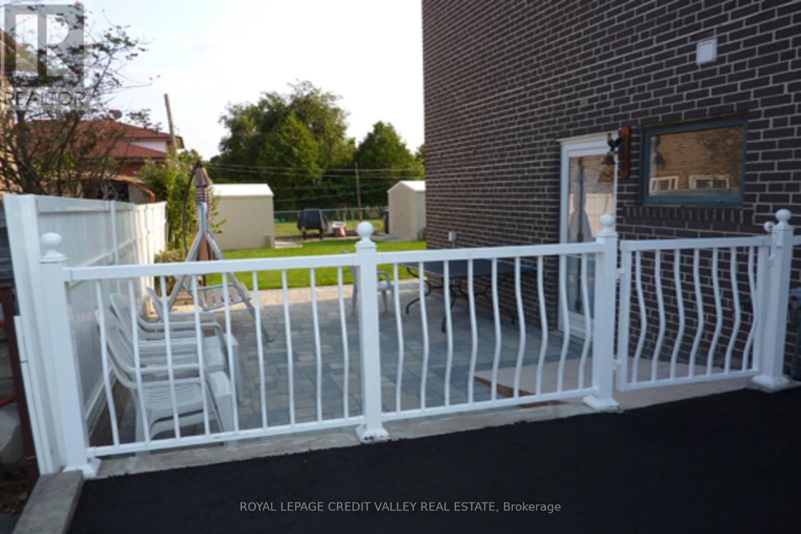 5 Faulkner Crescent, Toronto, Ontario  M9M 2B9 - Photo 37 - W12848286