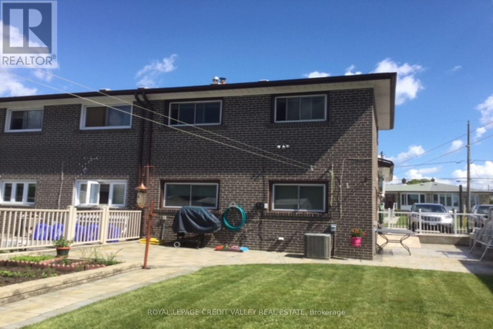 5 Faulkner Crescent, Toronto, Ontario  M9M 2B9 - Photo 38 - W12848286