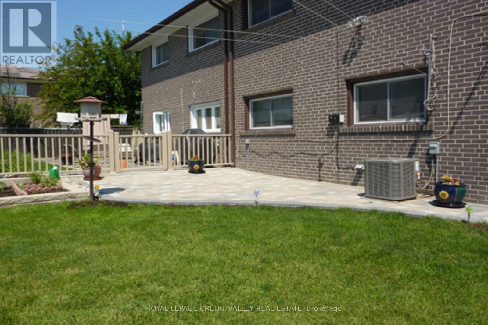 5 Faulkner Crescent, Toronto, Ontario  M9M 2B9 - Photo 39 - W12848286