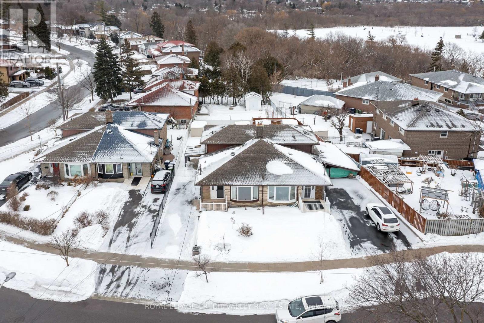 5 Faulkner Crescent, Toronto, Ontario  M9M 2B9 - Photo 4 - W12848286