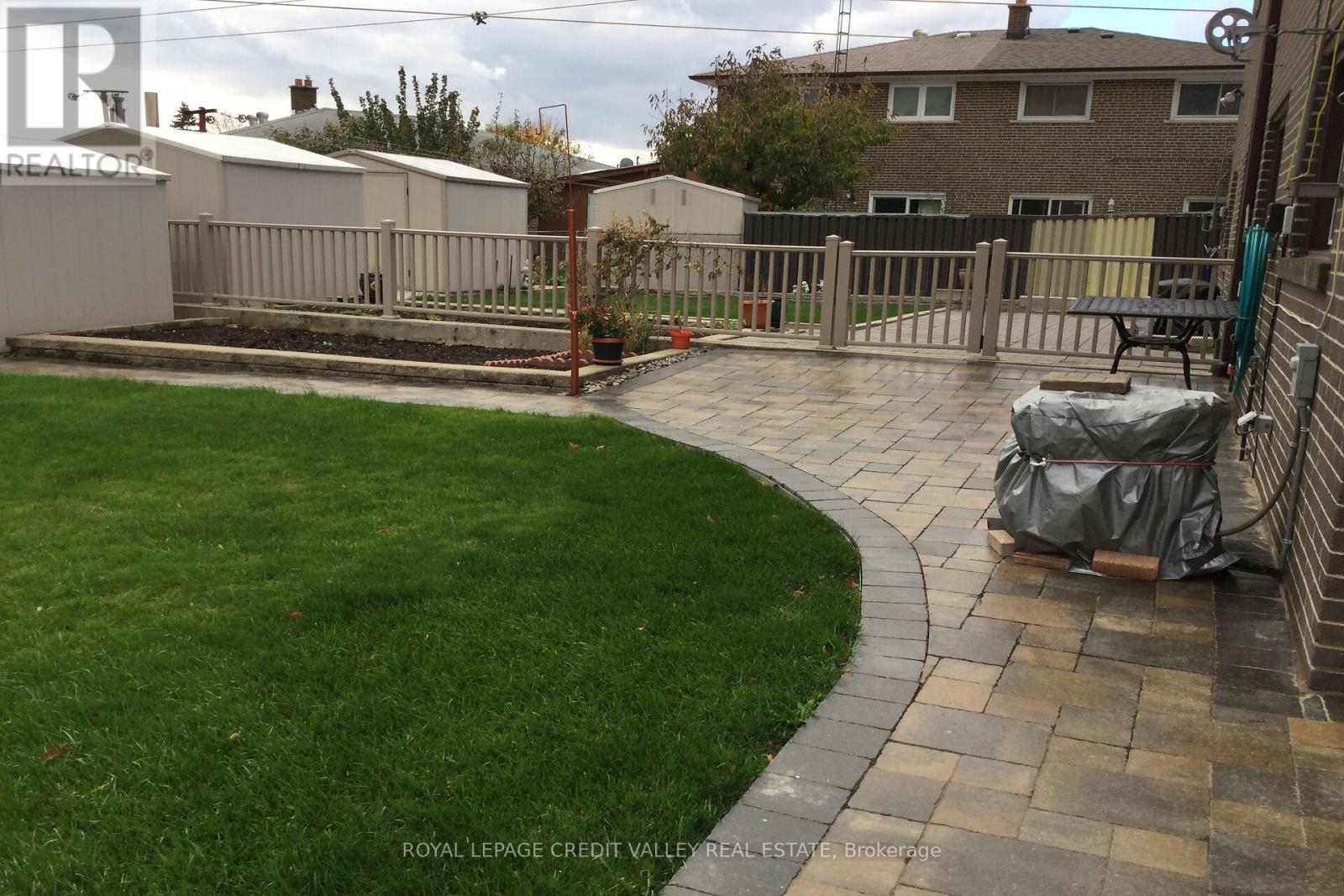 5 Faulkner Crescent, Toronto, Ontario  M9M 2B9 - Photo 44 - W12848286