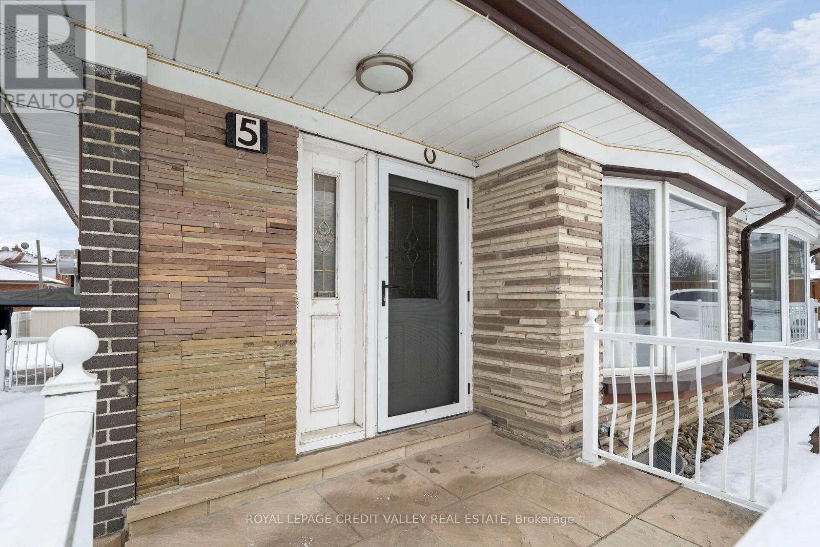 5 Faulkner Crescent, Toronto, Ontario  M9M 2B9 - Photo 5 - W12848286