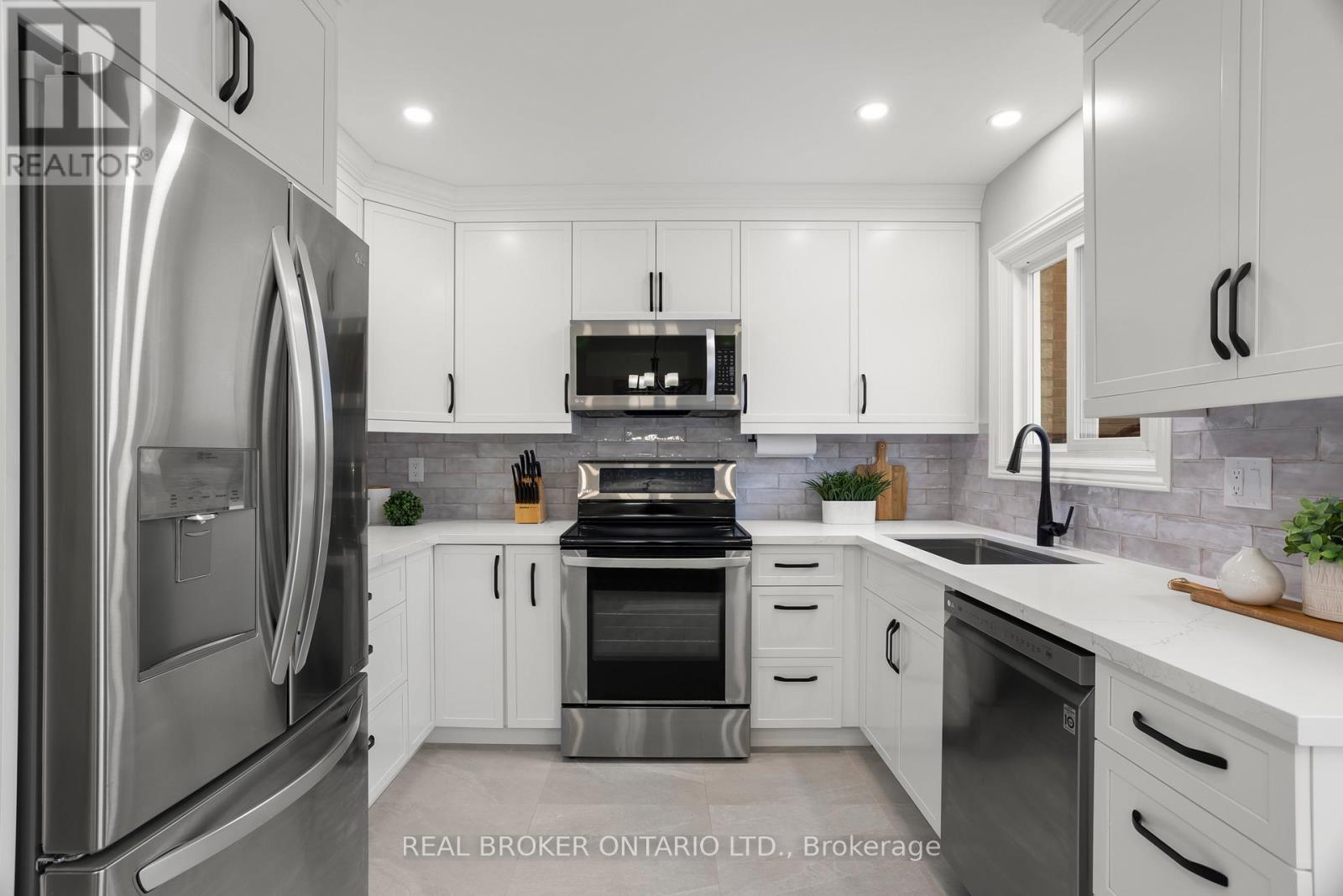 3811 Cedar Hedge Rise, Mississauga, Ontario  L5N 6W5 - Photo 21 - W12848342