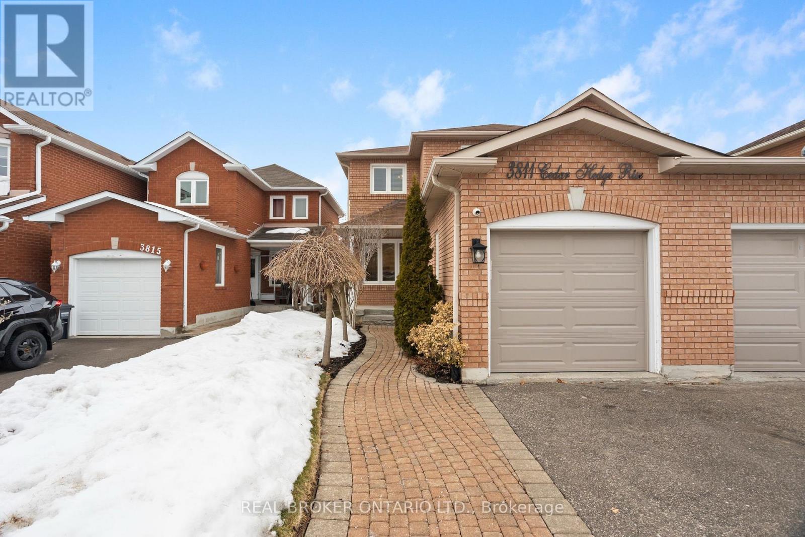3811 Cedar Hedge Rise, Mississauga, Ontario  L5N 6W5 - Photo 4 - W12848342