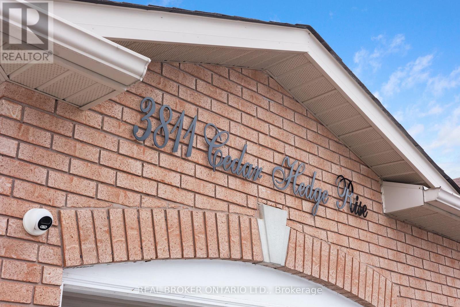 3811 Cedar Hedge Rise, Mississauga, Ontario  L5N 6W5 - Photo 5 - W12848342