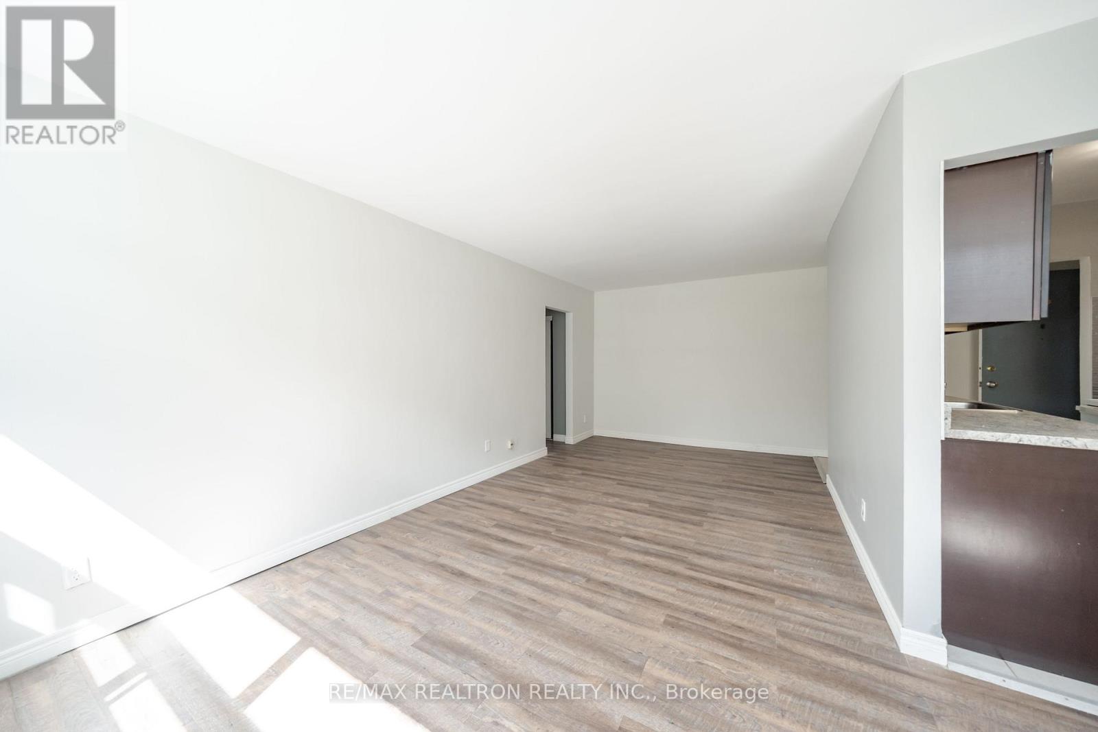 27 - 799 Robinson Street, Burlington, Ontario  L7R 2L4 - Photo 2 - W12831578