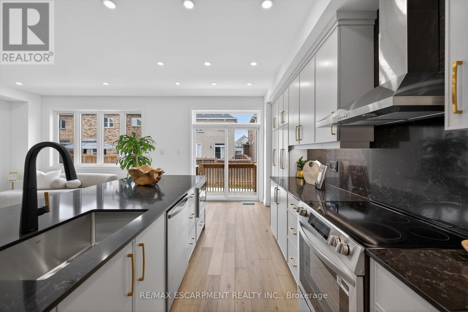 12 Shady Oaks Trail, Hamilton, Ontario  L9B 0E9 - Photo 10 - X12848002