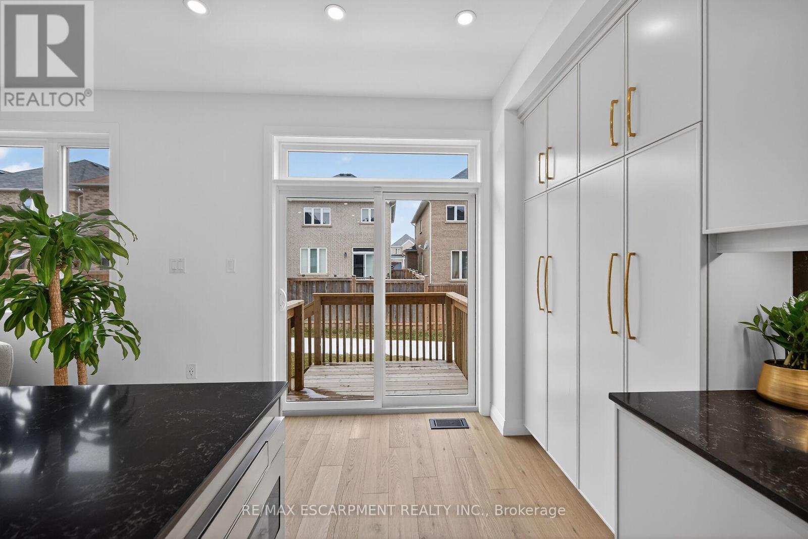 12 Shady Oaks Trail, Hamilton, Ontario  L9B 0E9 - Photo 11 - X12848002