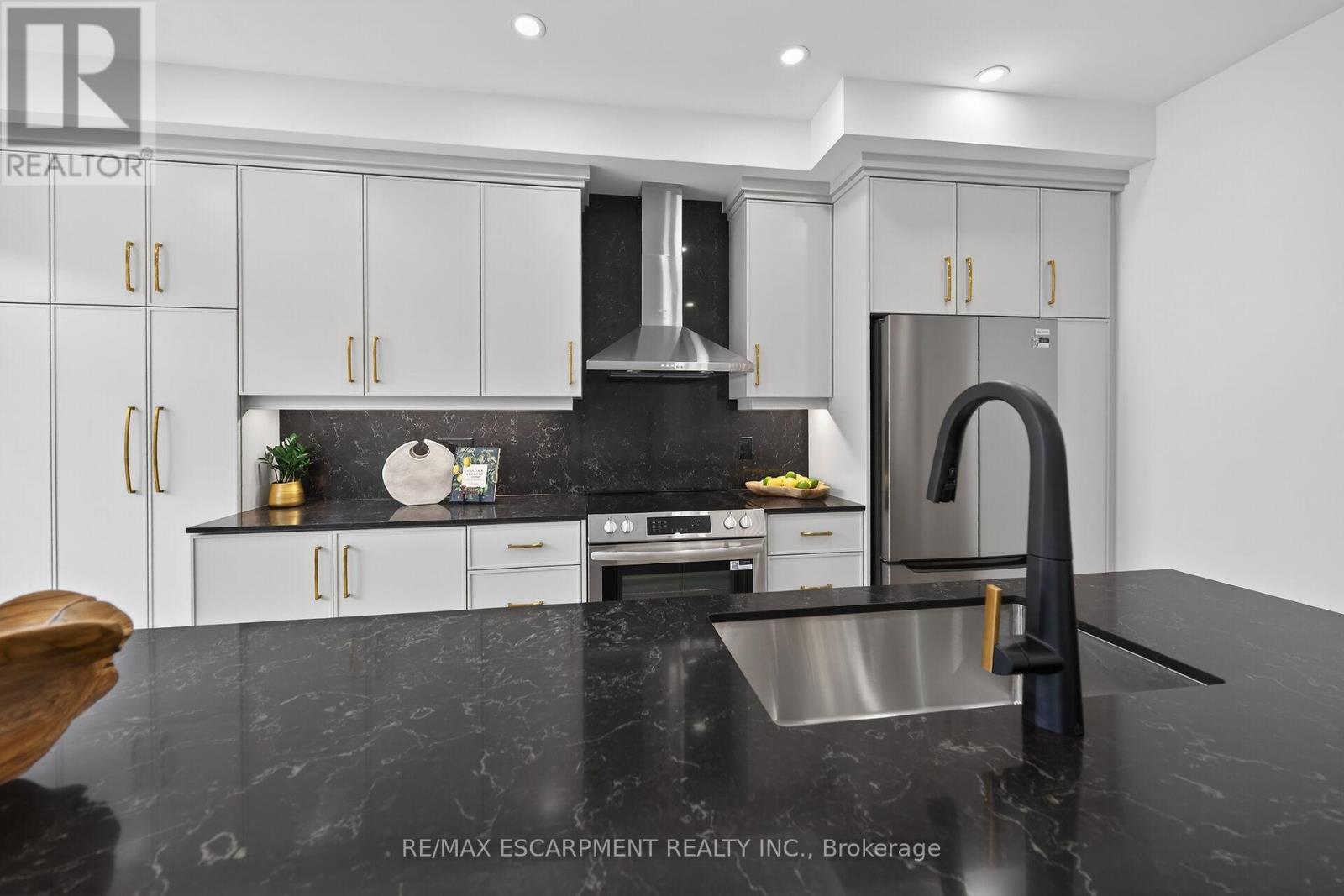 12 Shady Oaks Trail, Hamilton, Ontario  L9B 0E9 - Photo 15 - X12848002