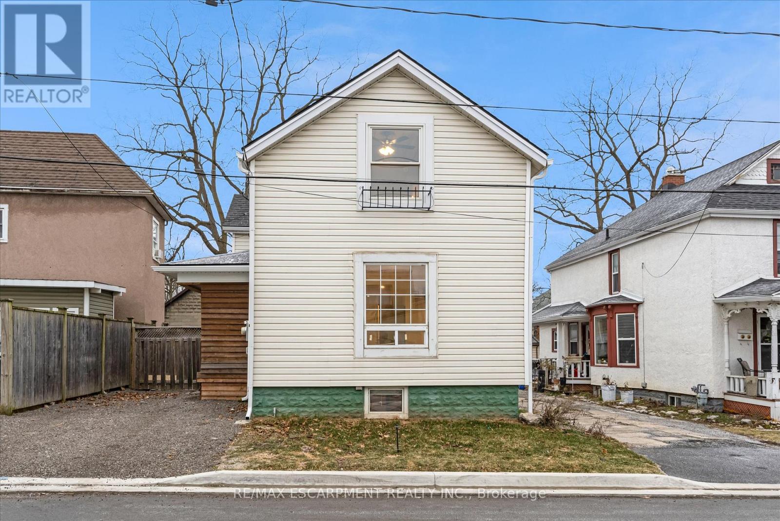 11 Albina Street, Welland, Ontario  L3C 1P2 - Photo 3 - X12848098