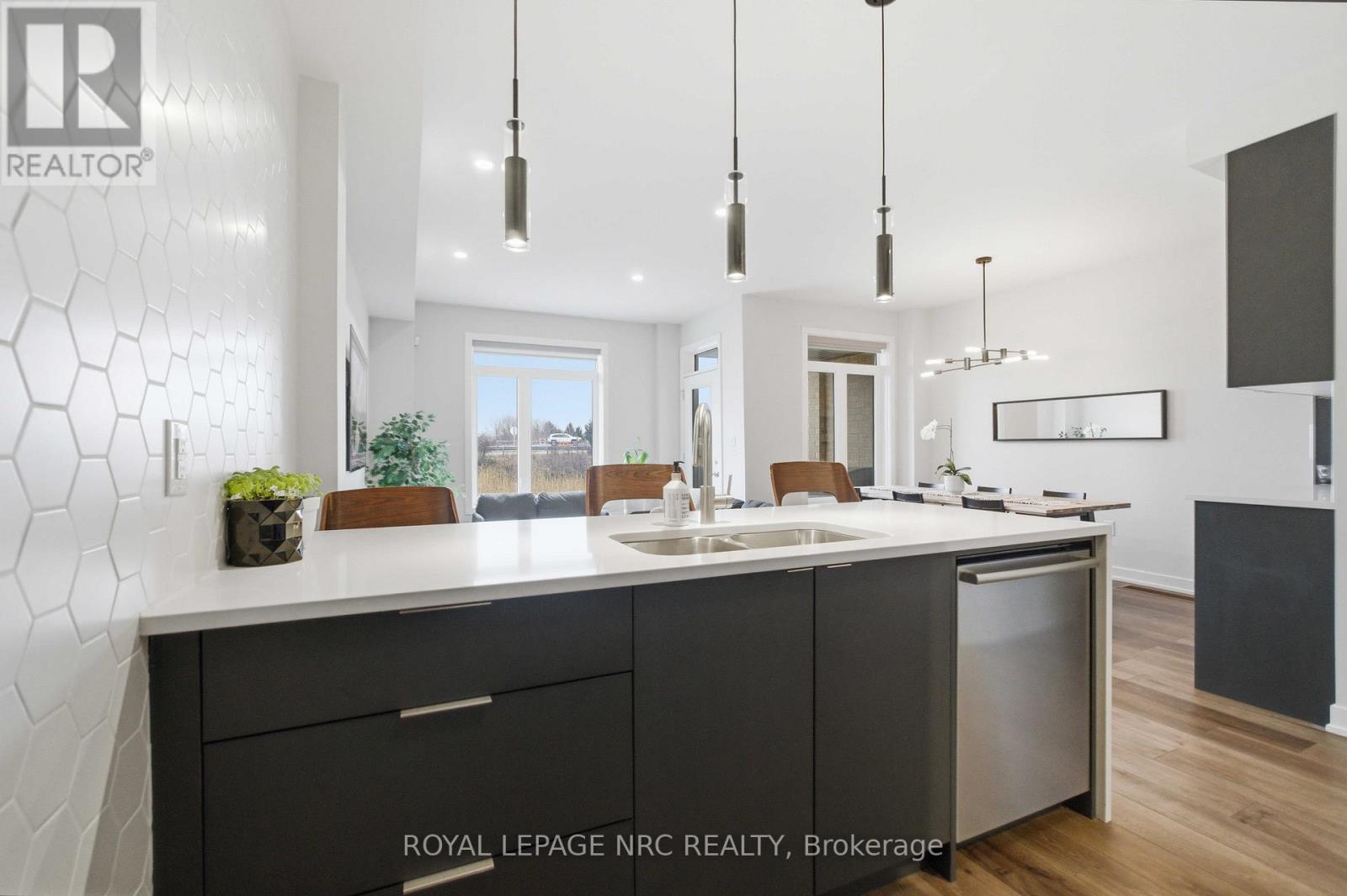 66 - 590 North Service Road, Hamilton, Ontario  L8E 0K5 - Photo 2 - X12848112