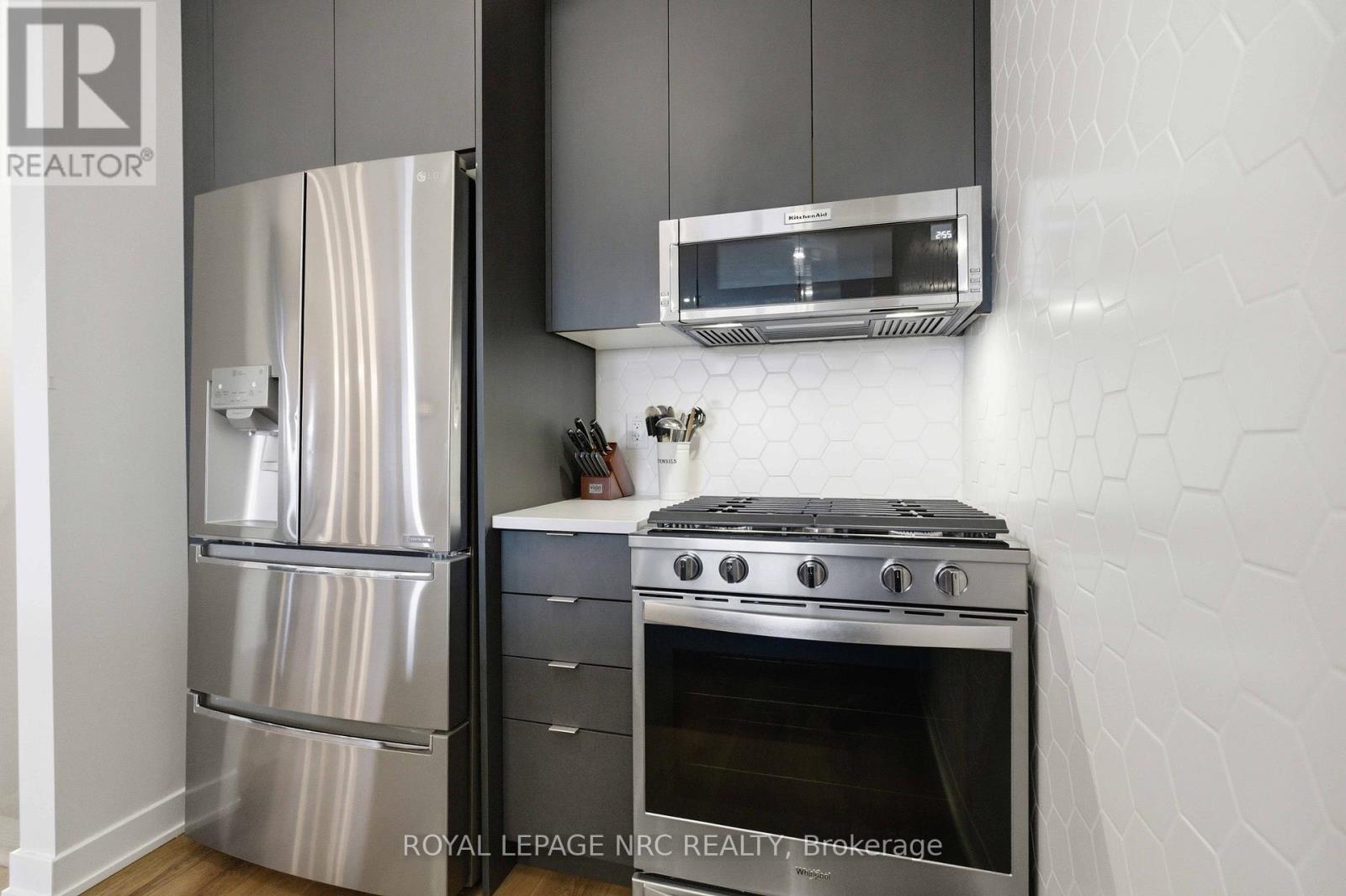 66 - 590 North Service Road, Hamilton, Ontario  L8E 0K5 - Photo 3 - X12848112