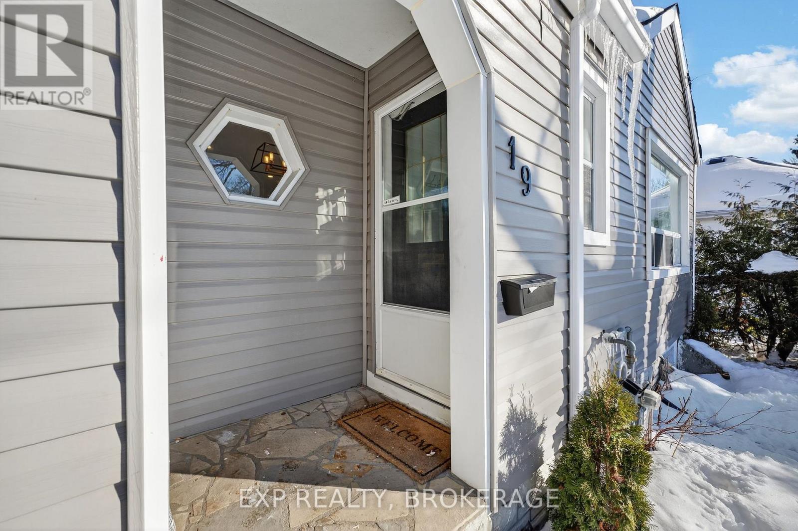 19 Scott Street, Kingston (Central City East), Ontario  K7L 1L3 - Photo 3 - X12848416