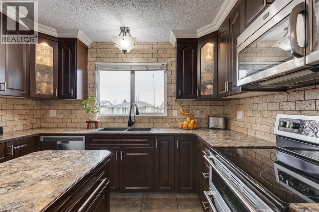 299 Doverview Crescent Se, Calgary, Alberta  T2B 1Y7 - Photo 10 - A2290476