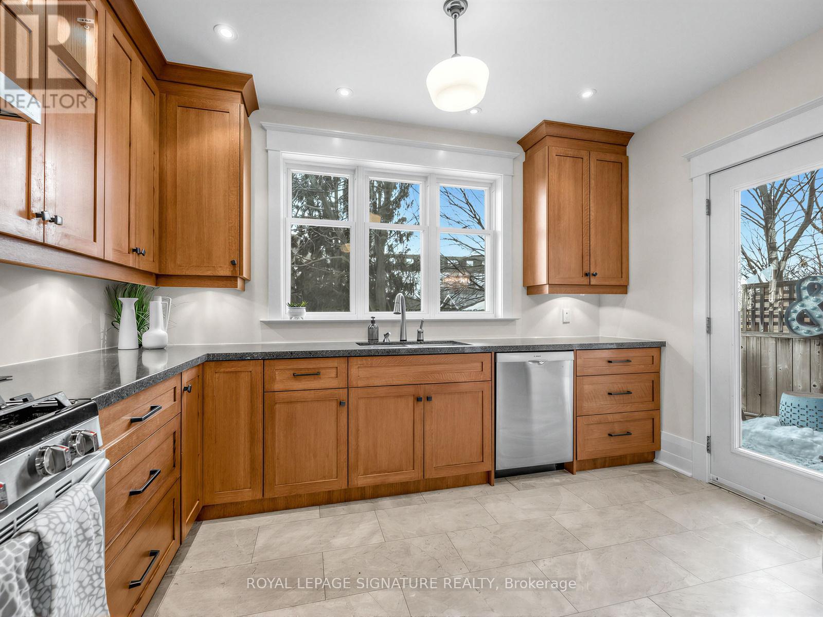 34 Alberta Avenue, Toronto, Ontario  M6H 2R6 - Photo 10 - C12848612