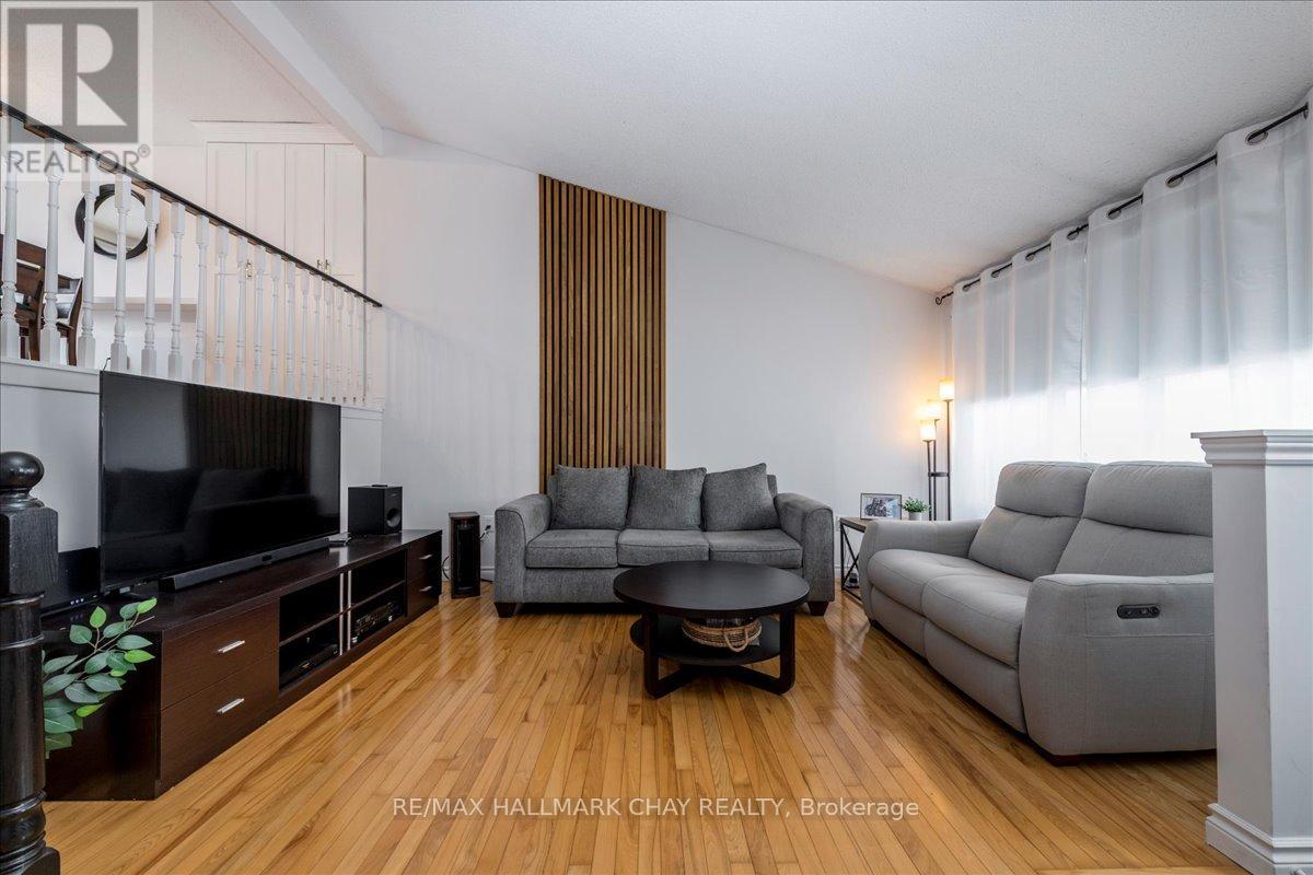 207 Burns Circle, Barrie (Northwest), Ontario  L4N 6A5 - Photo 3 - S12848424