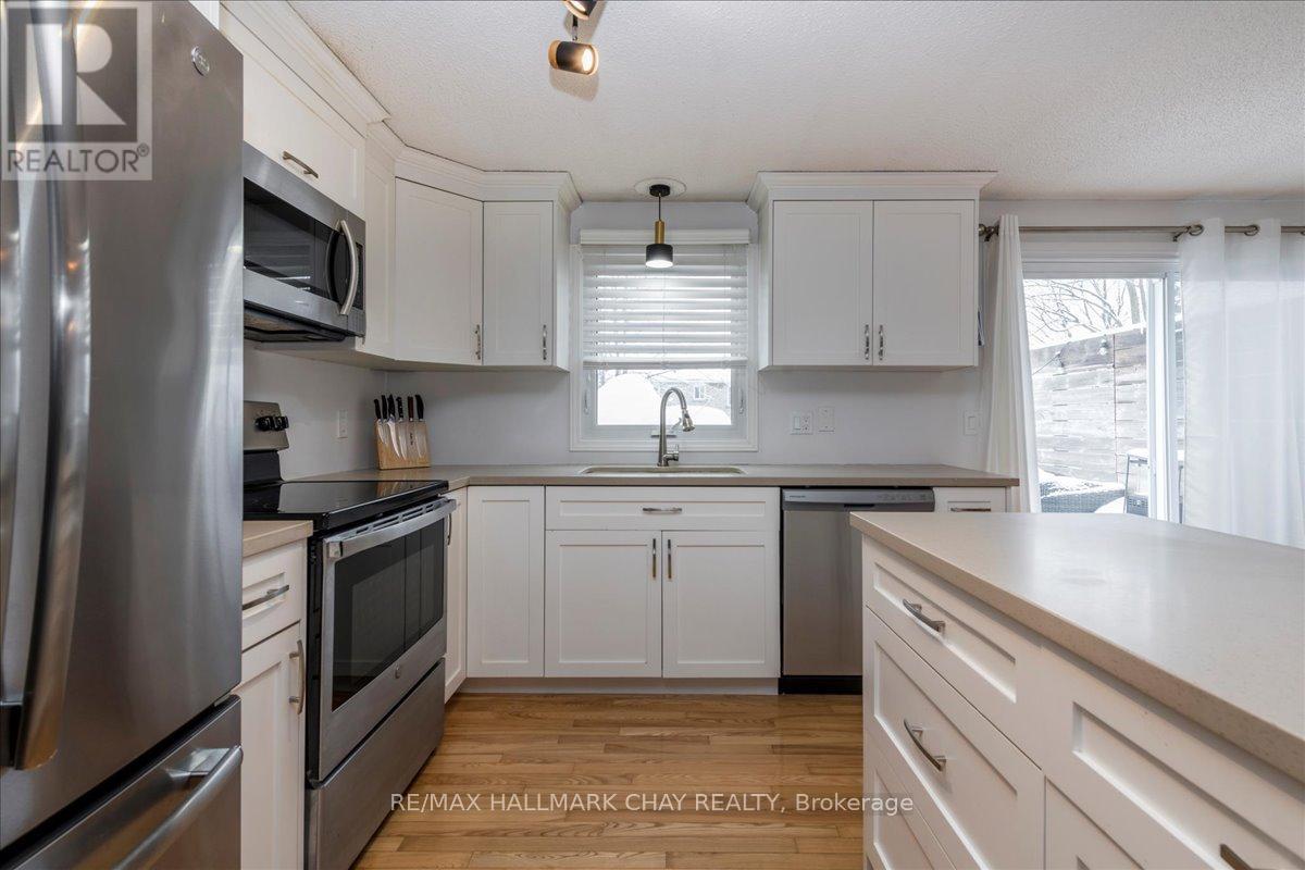 207 Burns Circle, Barrie (Northwest), Ontario  L4N 6A5 - Photo 7 - S12848424