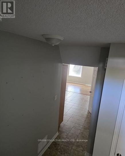 329 Edgehill Dr Main, Barrie (Edgehill Drive), Ontario  L4N 9X5 - Photo 2 - S12848614