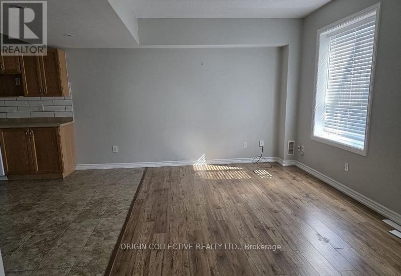 329 Edgehill Dr Main, Barrie (Edgehill Drive), Ontario  L4N 9X5 - Photo 4 - S12848614