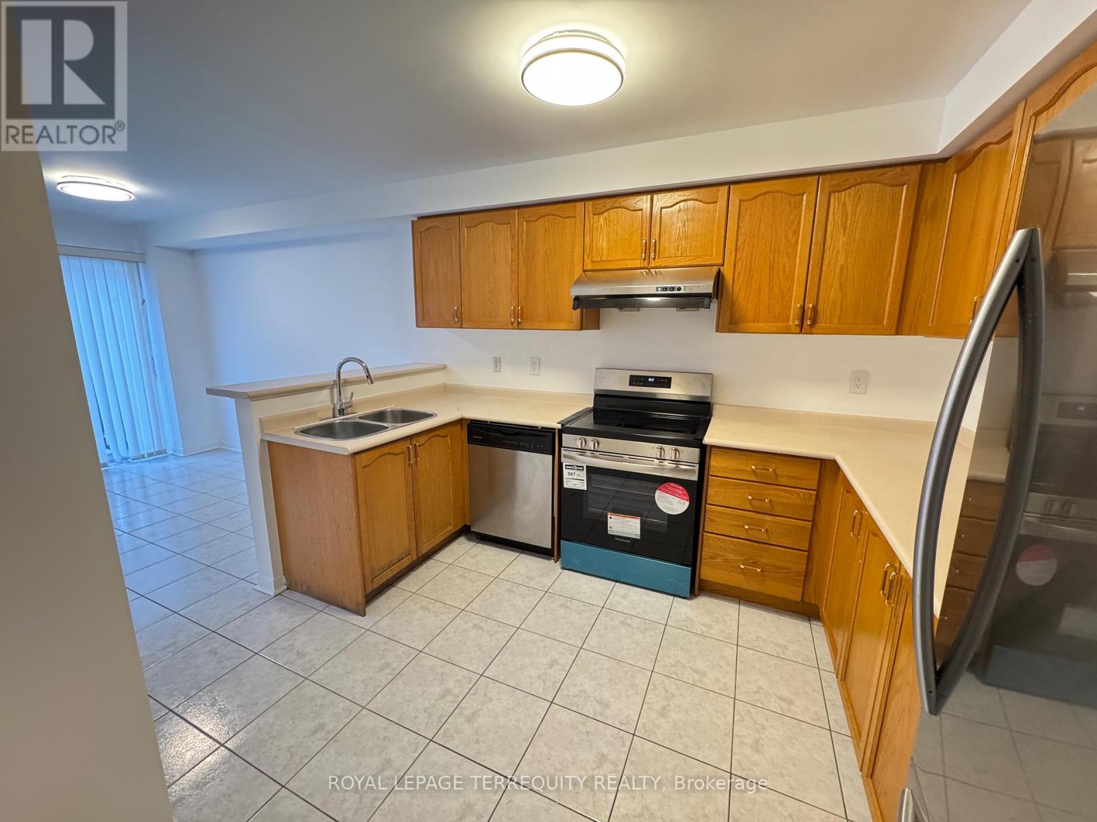 2265 Hummingbird Way, Oakville, Ontario  L6M 4B1 - Photo 3 - W12848408