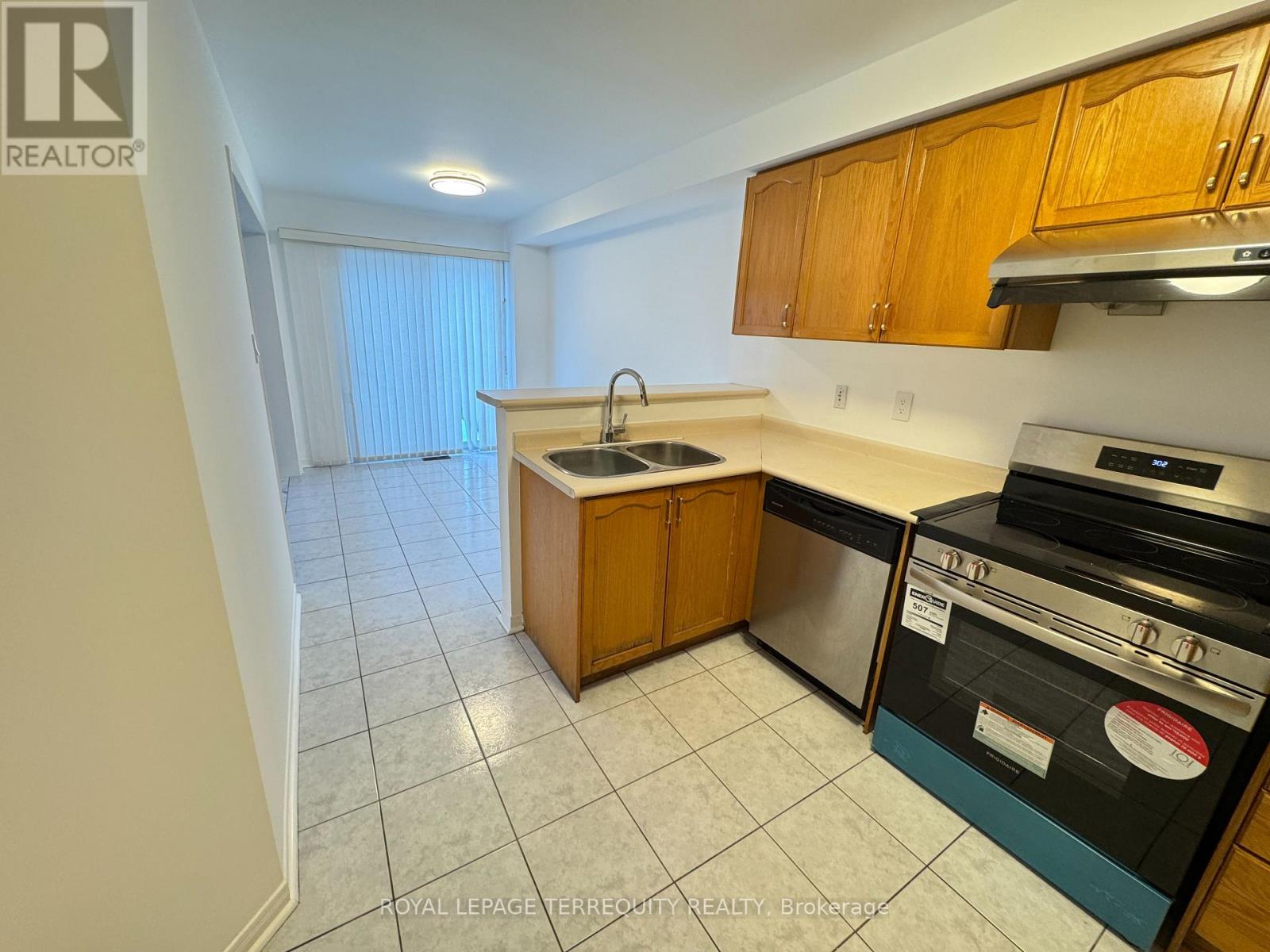 2265 Hummingbird Way, Oakville, Ontario  L6M 4B1 - Photo 4 - W12848408