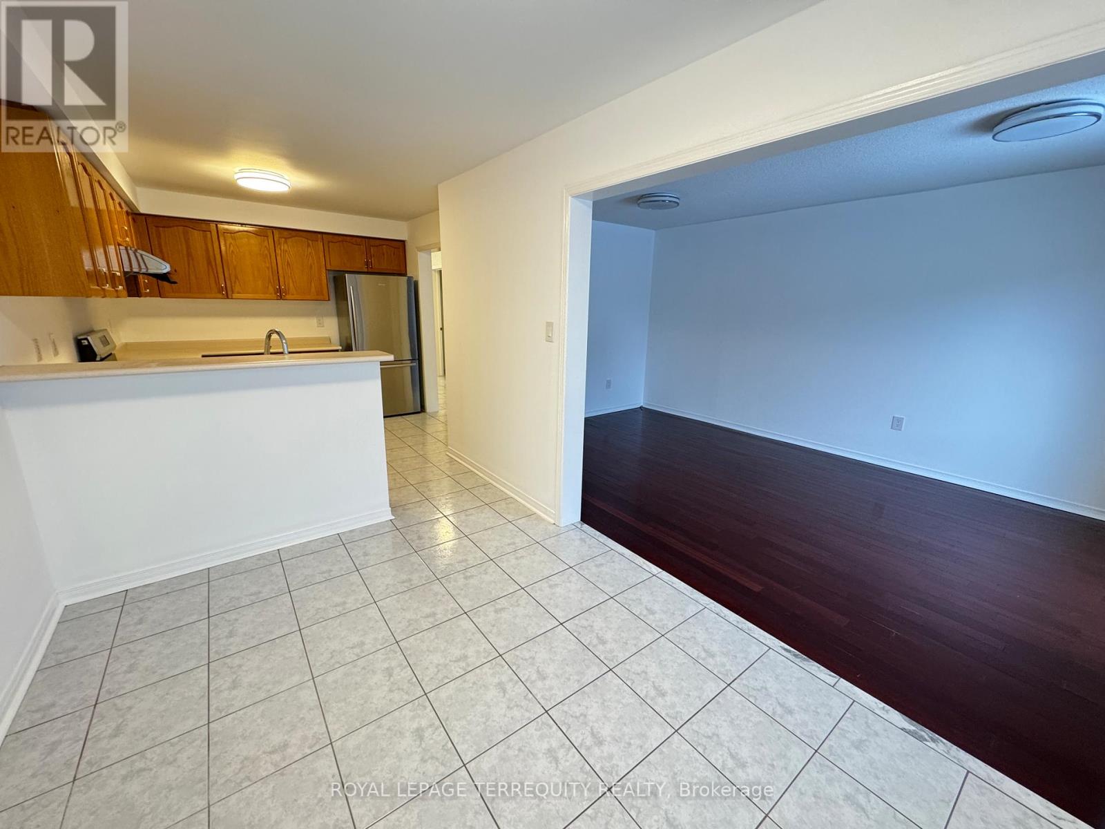 2265 Hummingbird Way, Oakville, Ontario  L6M 4B1 - Photo 5 - W12848408