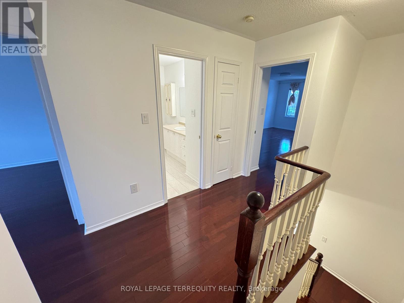 2265 Hummingbird Way, Oakville, Ontario  L6M 4B1 - Photo 8 - W12848408