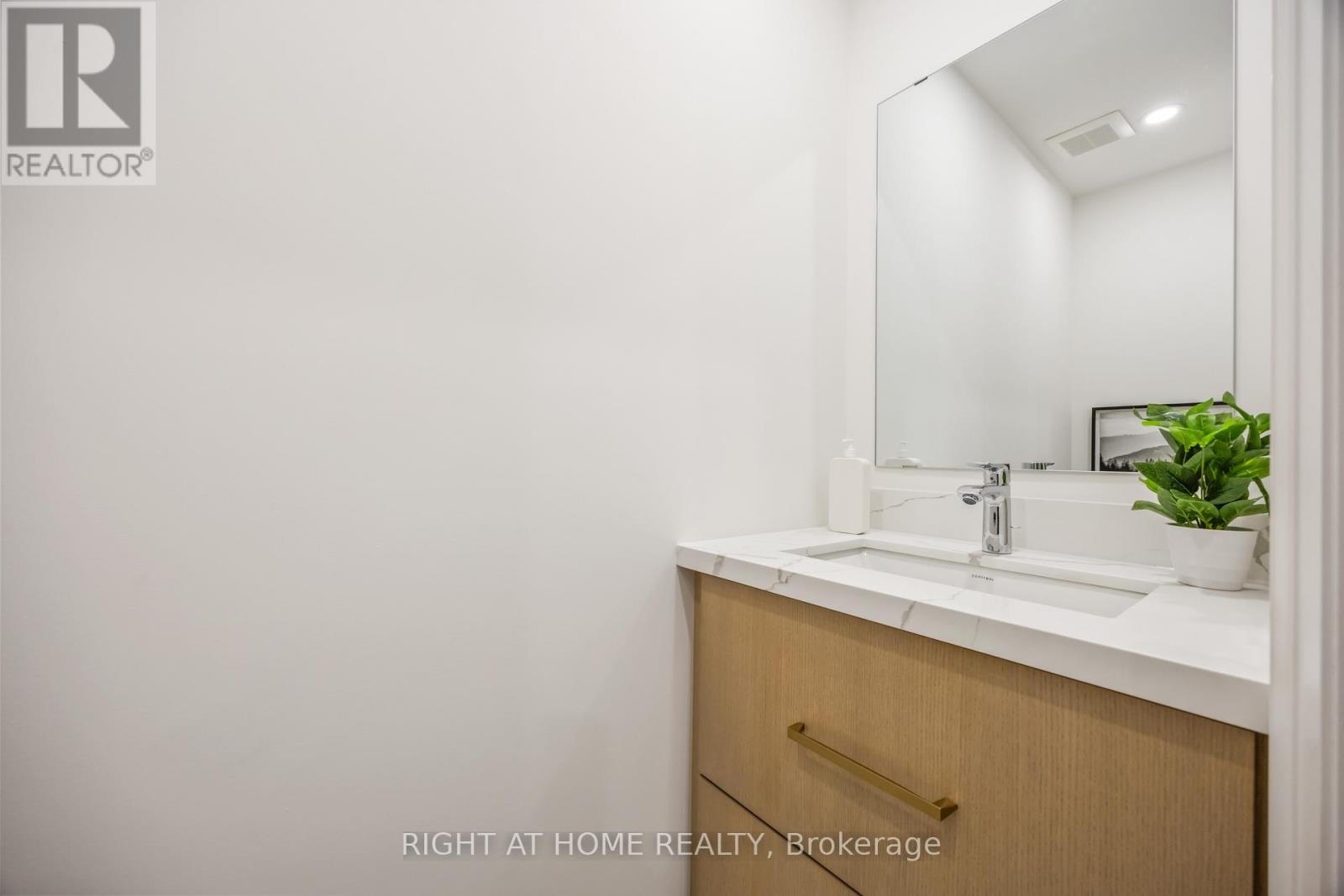 34a Morningside Avenue W, Toronto, Ontario  M6S 1C4 - Photo 12 - W12848564