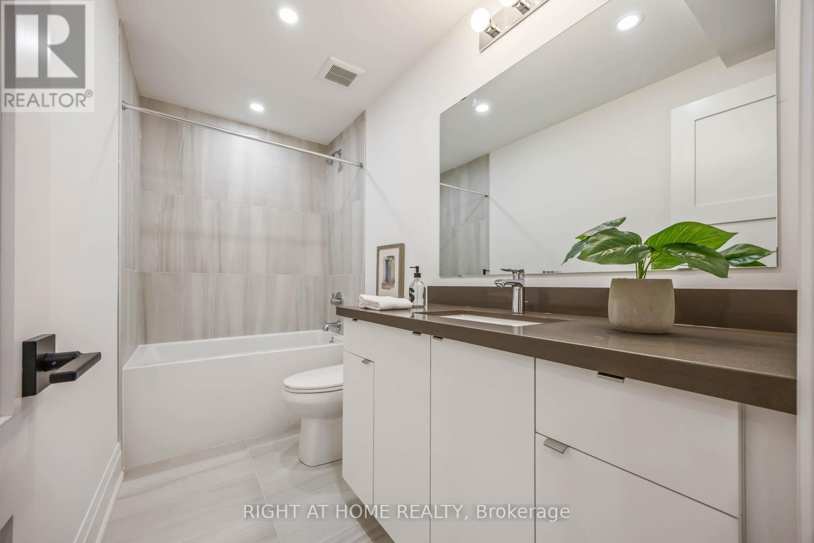 34a Morningside Avenue W, Toronto, Ontario  M6S 1C4 - Photo 28 - W12848564