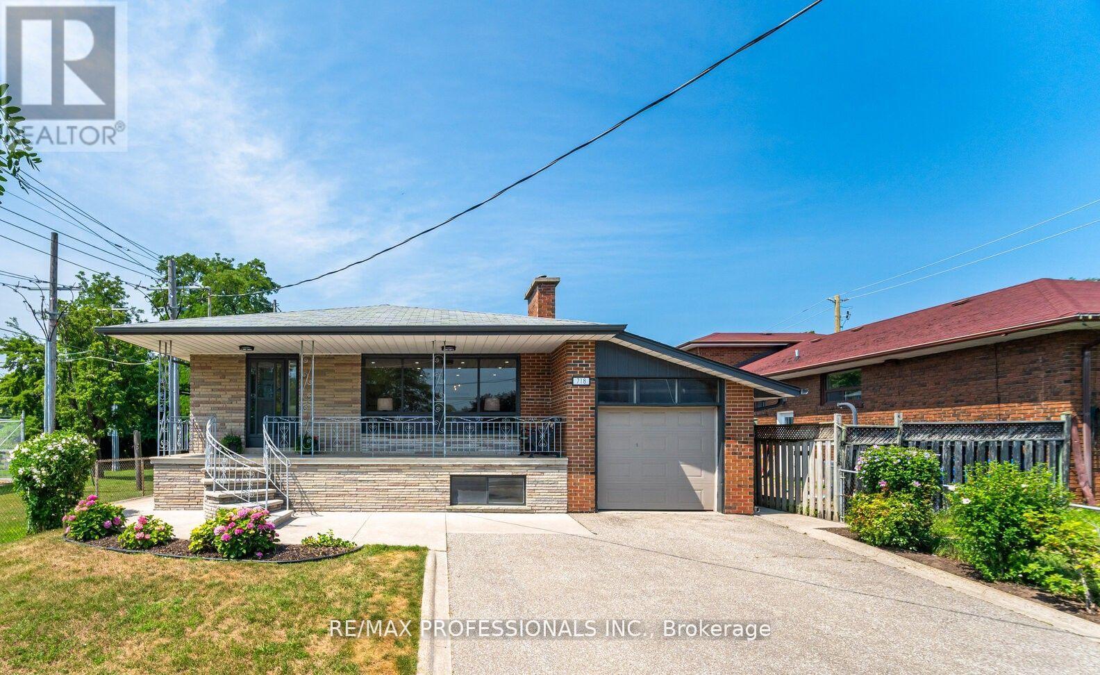 718 ROYAL YORK ROAD, Toronto, Ontario