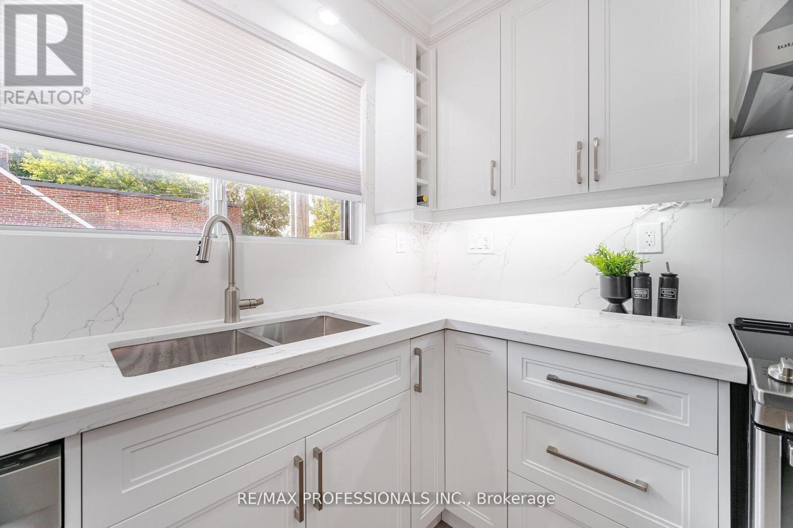 718 Royal York Road, Toronto, Ontario  M8Y 2T5 - Photo 18 - W12848602