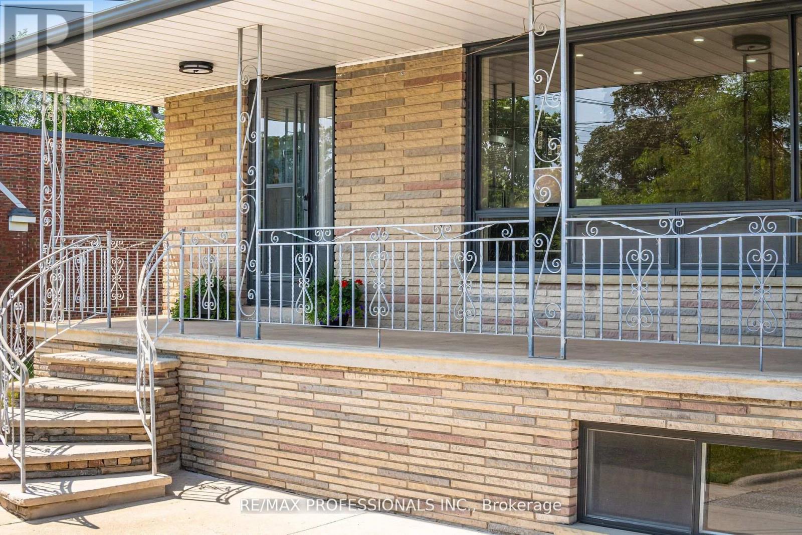 718 Royal York Road, Toronto, Ontario  M8Y 2T5 - Photo 2 - W12848602