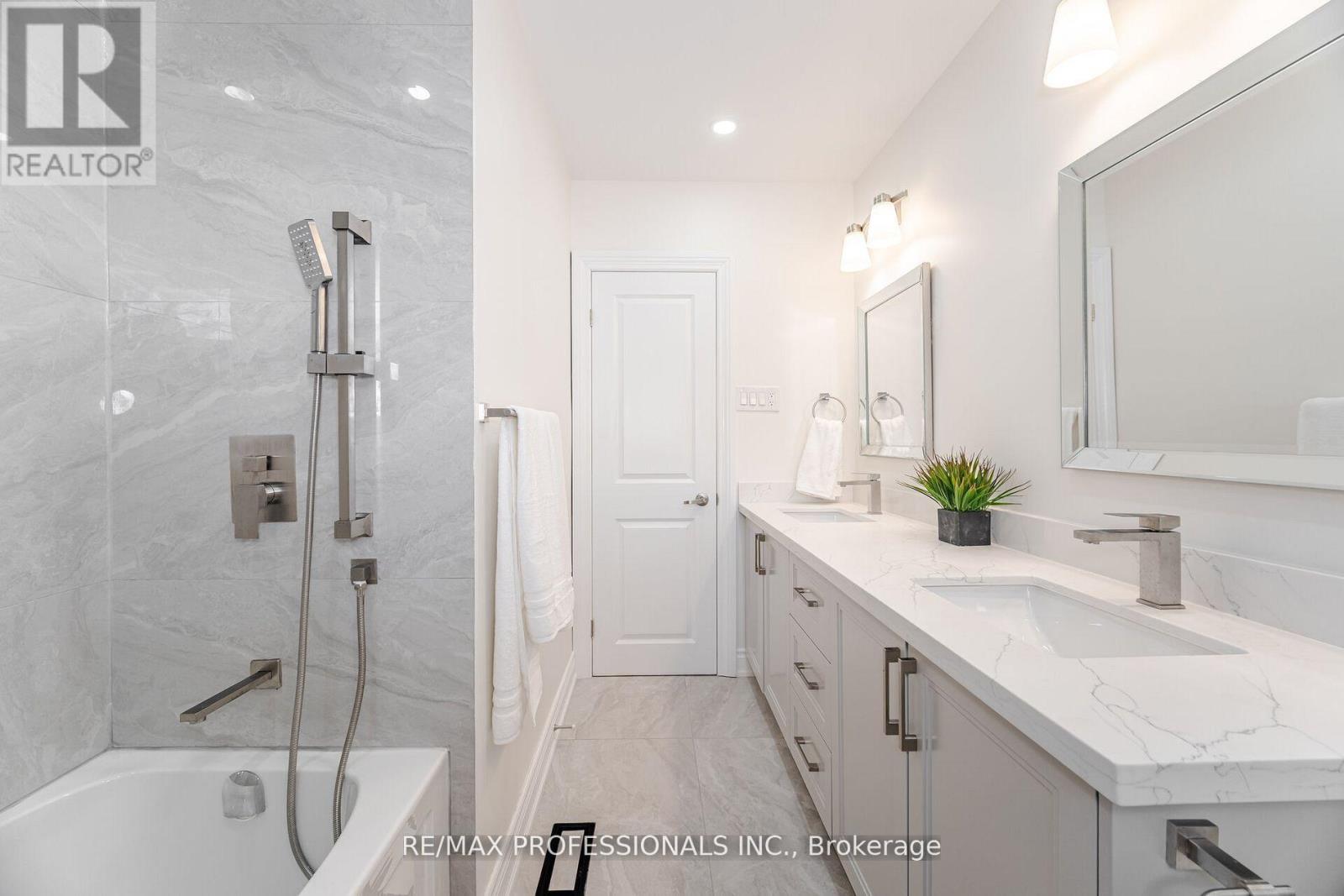 718 Royal York Road, Toronto, Ontario  M8Y 2T5 - Photo 32 - W12848602