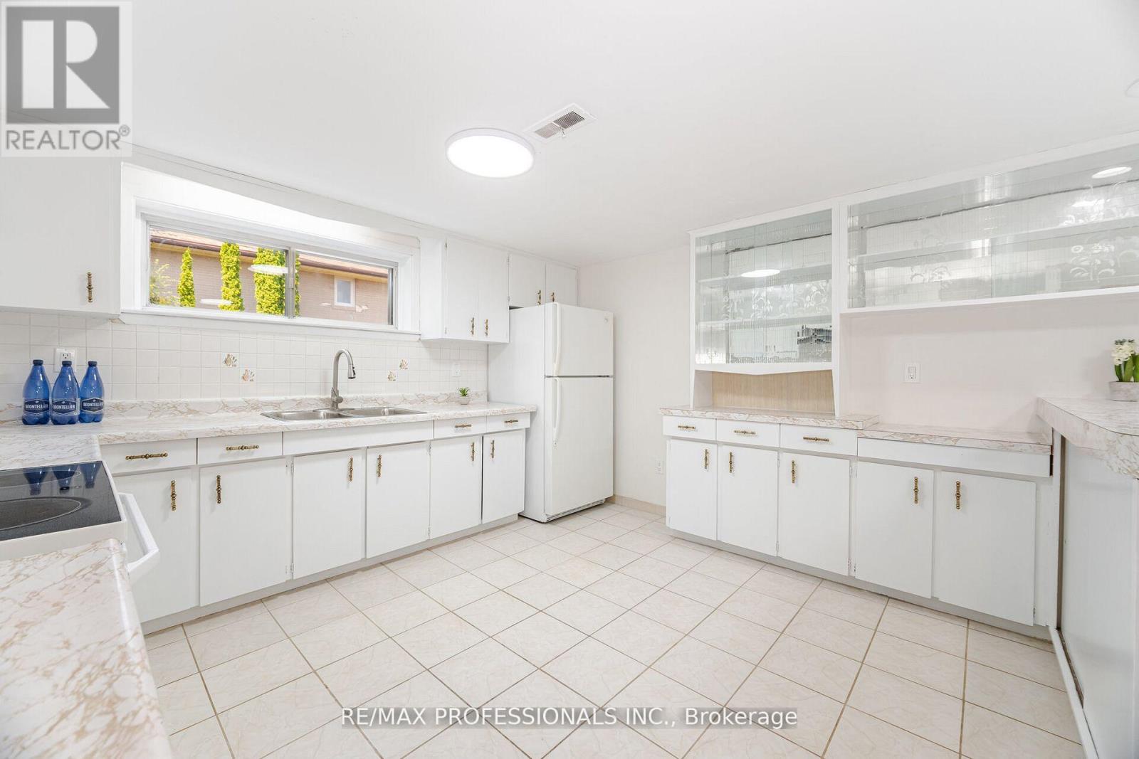 718 Royal York Road, Toronto, Ontario  M8Y 2T5 - Photo 34 - W12848602