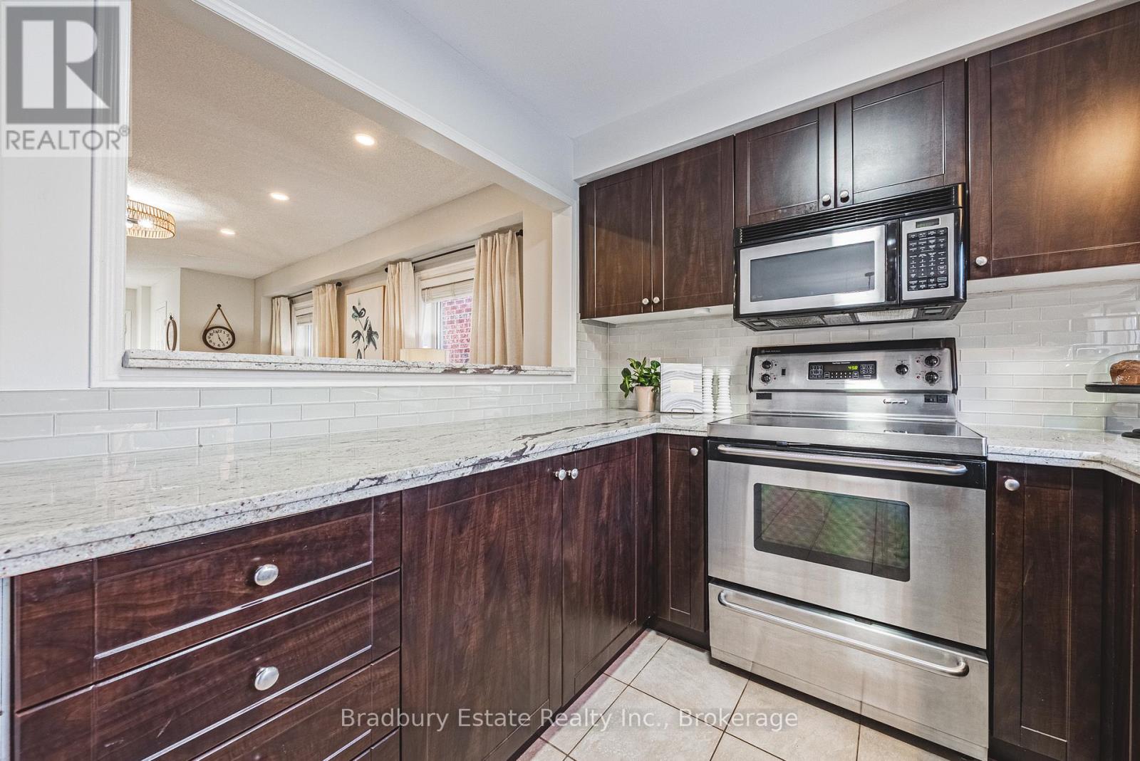 2292 Seton Crescent, Burlington, Ontario  L7L 6Y4 - Photo 10 - W12848696