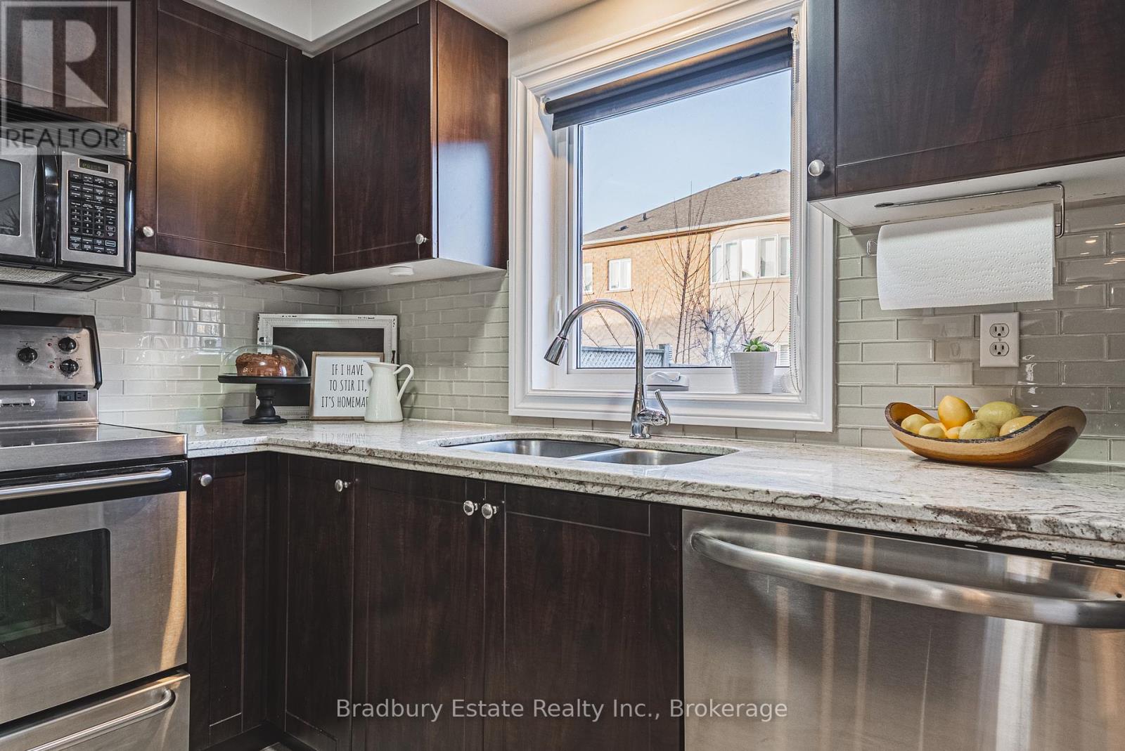 2292 Seton Crescent, Burlington, Ontario  L7L 6Y4 - Photo 11 - W12848696