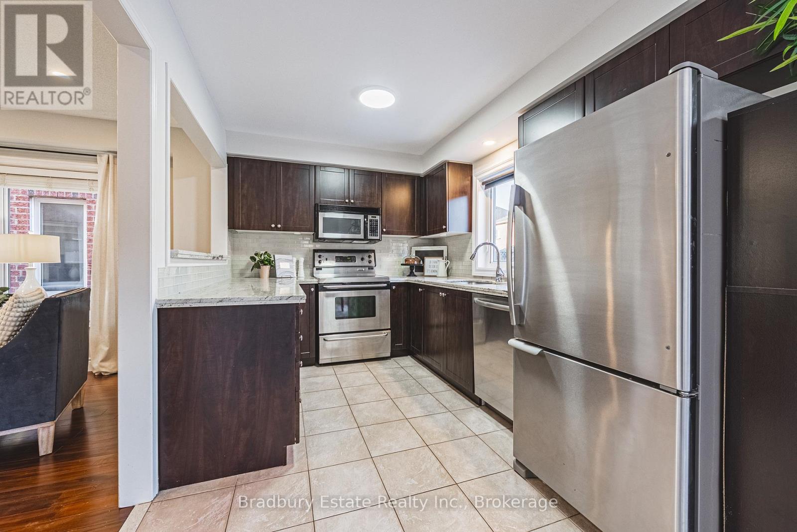 2292 Seton Crescent, Burlington, Ontario  L7L 6Y4 - Photo 12 - W12848696