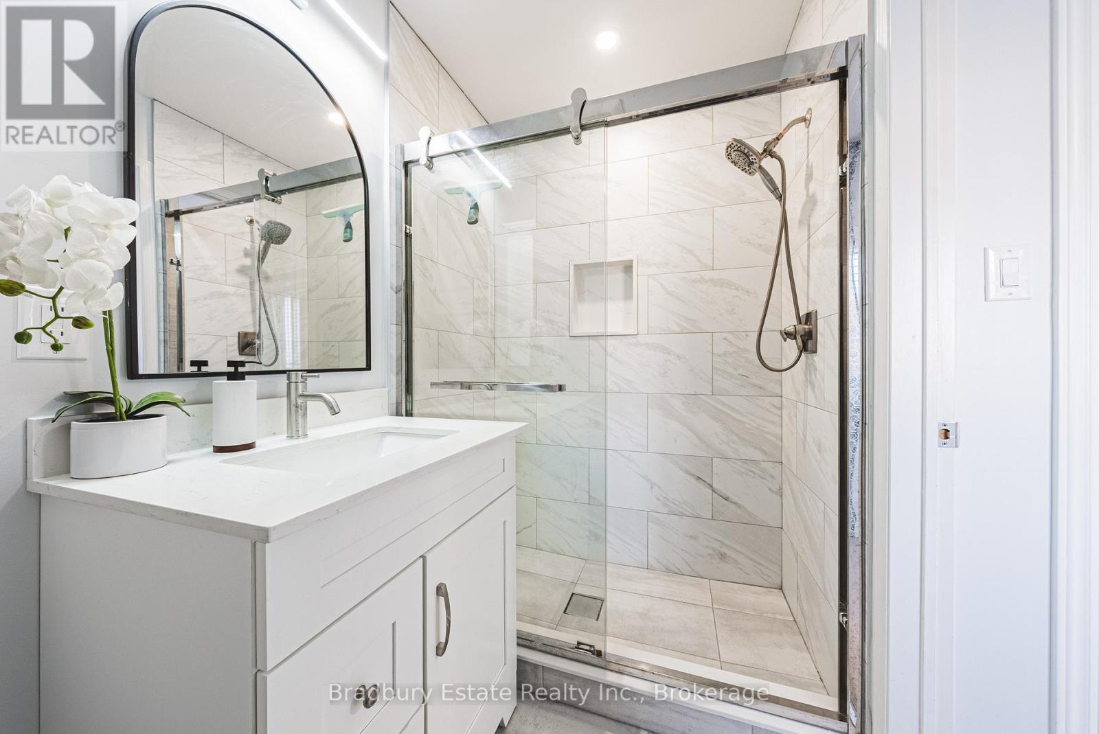 2292 Seton Crescent, Burlington, Ontario  L7L 6Y4 - Photo 19 - W12848696