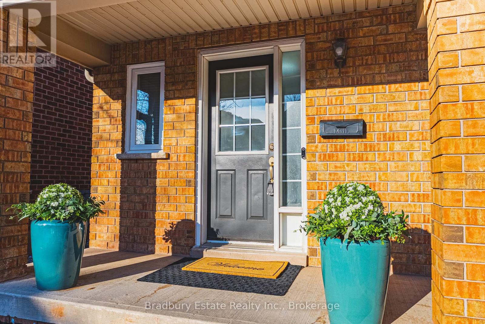 2292 Seton Crescent, Burlington, Ontario  L7L 6Y4 - Photo 2 - W12848696